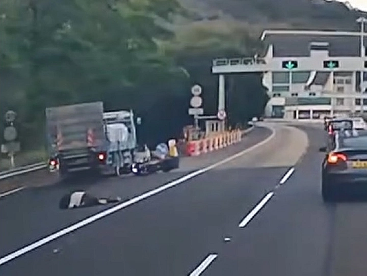 有片〡電單車公路切兩線撞貨車 鐵騎士倒地網民疑恰眼訓