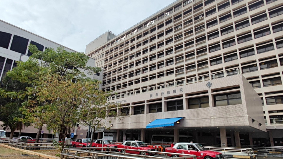 15歲女童慈雲山天橋墮下 清醒送院救治