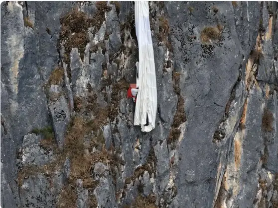 昆明一翼裝飛行者掛在「望天崖」峭壁上5小時後獲救
