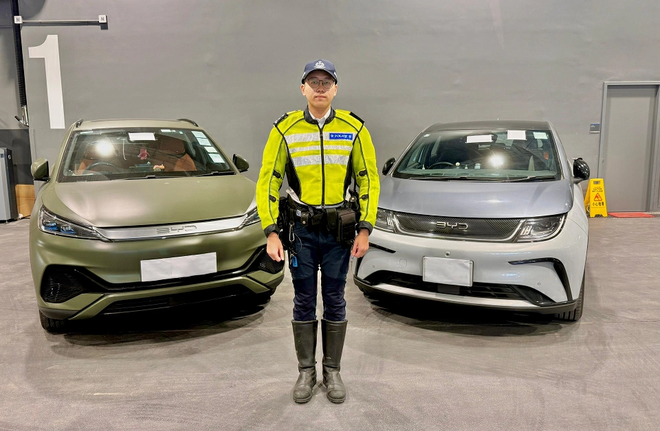 警方港島打擊白牌車 拘兩司機涉非法載客取酬