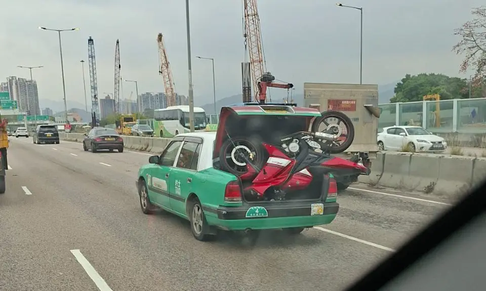 的士元朗車尾載電單車 司機被控駕駛危險車輛
