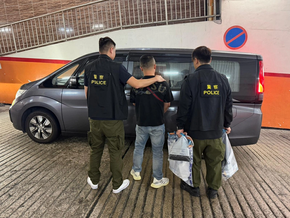 警方觀塘工廈破毒品倉 拘35歲男檢73萬元毒品