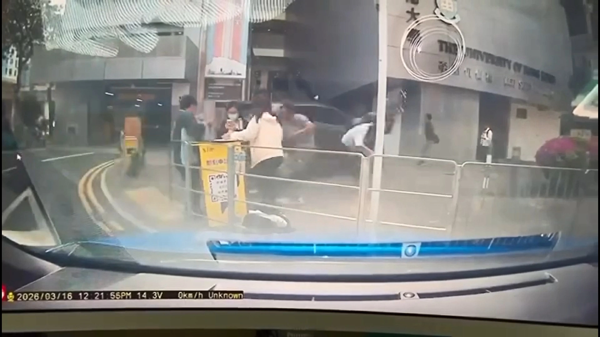 有片〡九龍灣車禍車Cam片流出 私家車剷行人路撞飛8途人