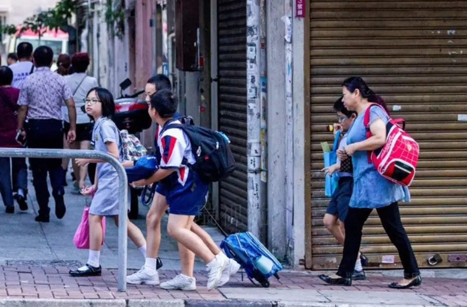 衞生署：學生超重普遍率17.5% 長時間使用電子屏幕會增近視的風險