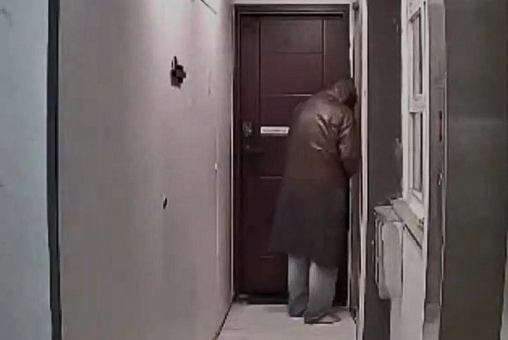 有片︱Beyond錄音室門牌被盜 雨褸男掛山寨貨偷龍轉鳳