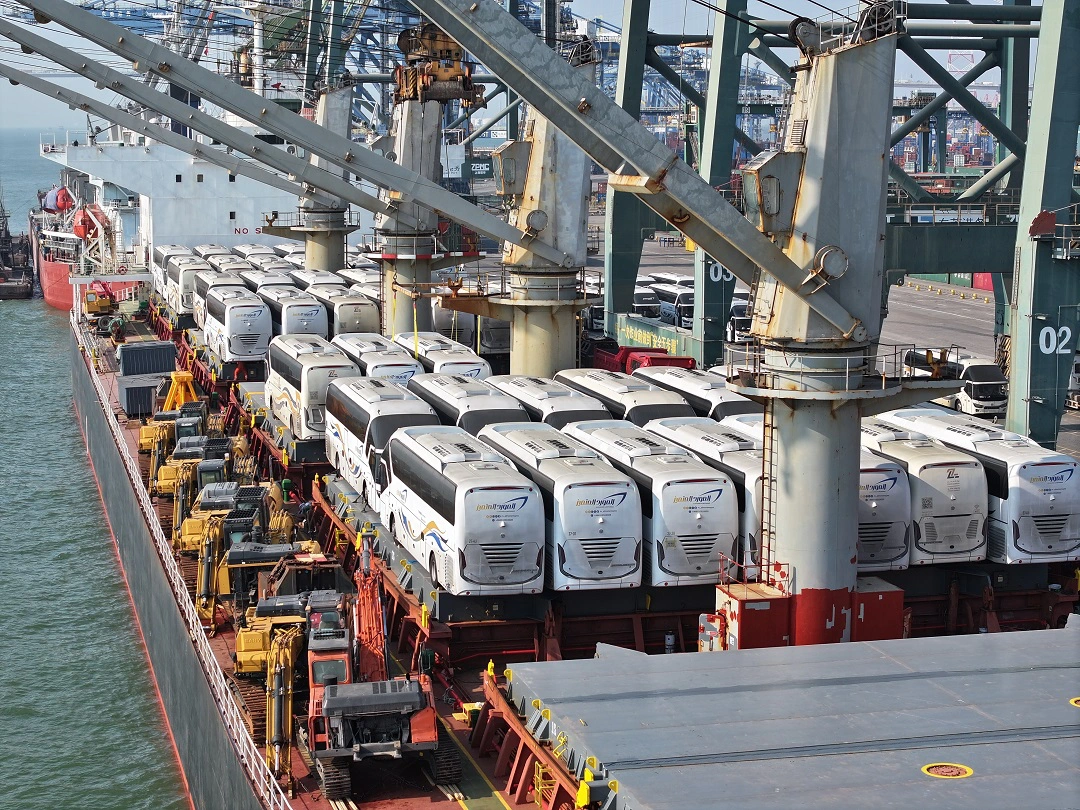  貨值逾2億   國產定製客車從東莞港發運沙特