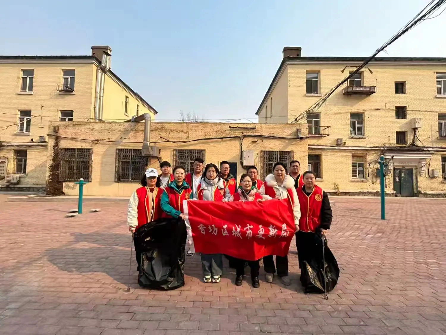 哈爾濱香坊區城市更新局：「志願紅」閃耀春日 環境整治行動正當時