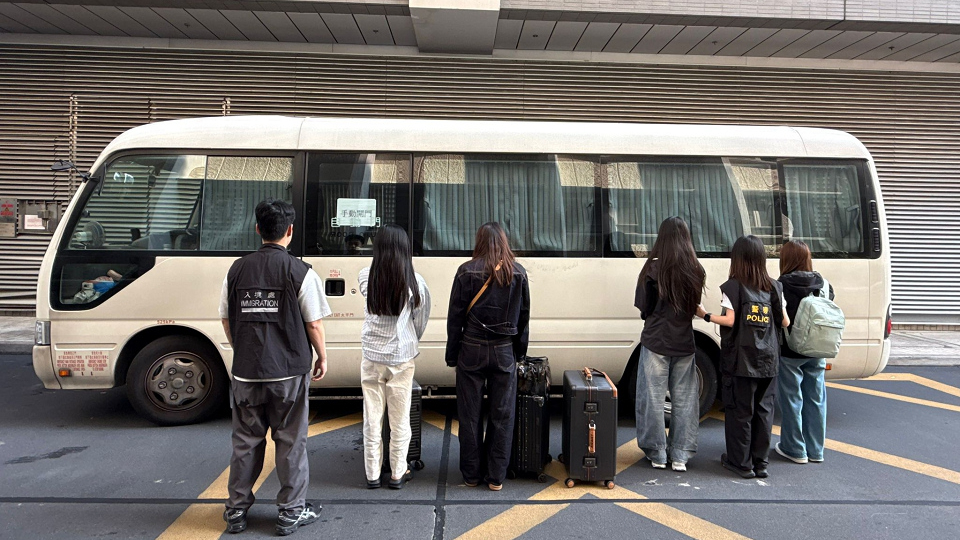 警方灣仔掃黃 拘捕9名內地女子