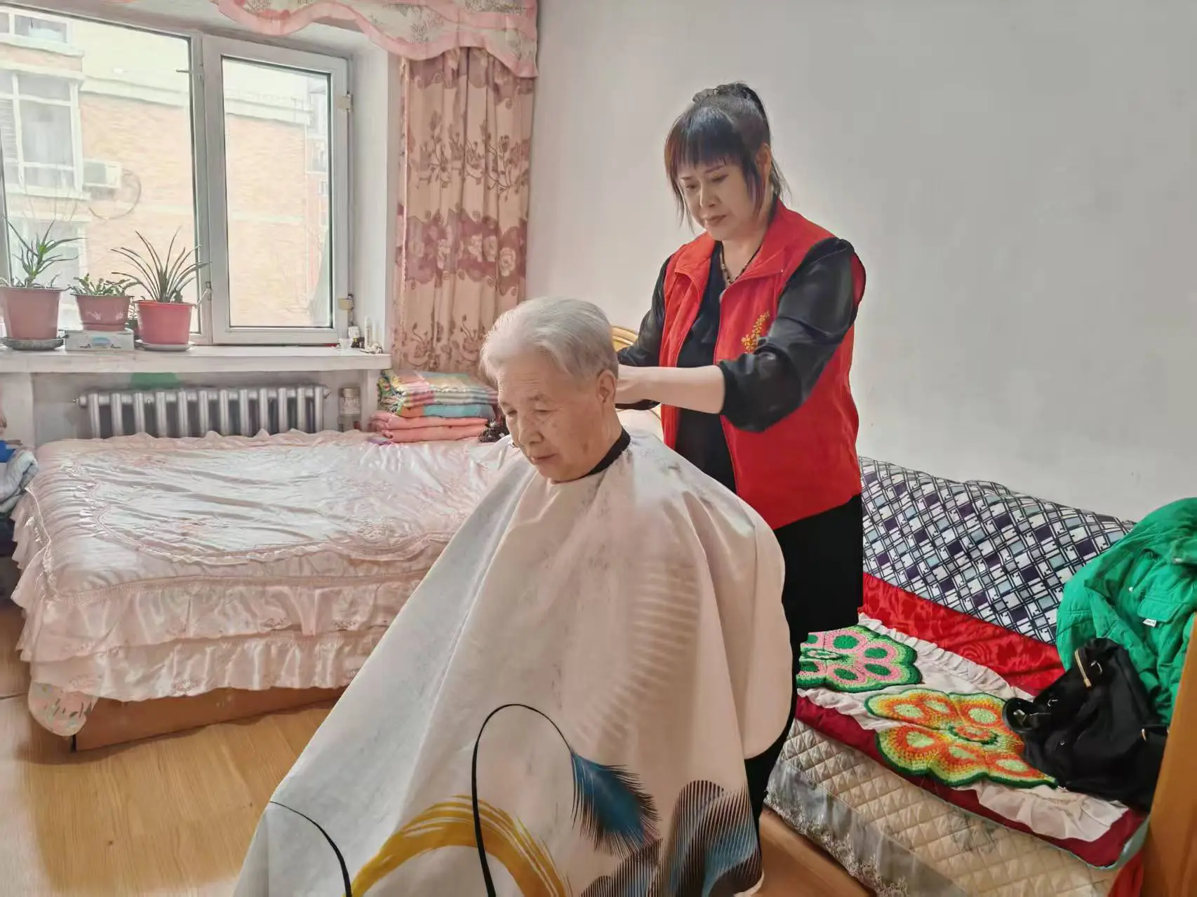 哈市香坊區理東社區開展「剃龍頭·迎吉祥」免費理髮志願服務活動