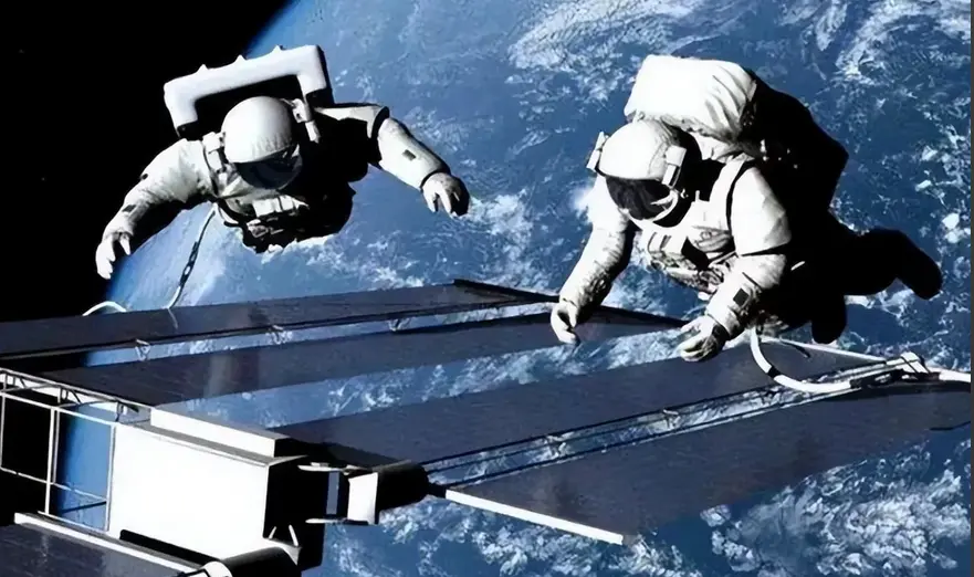 兩名美國宇航員完成太空行走 為空間站電力系統改造做准備 