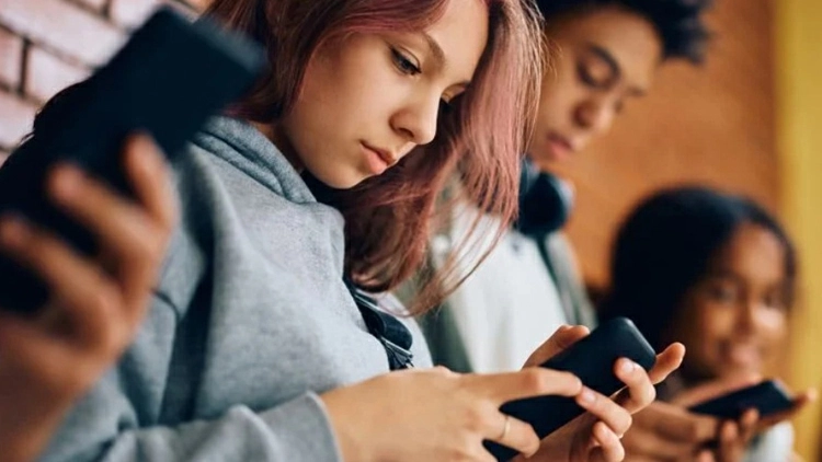 《全球幸福指數報告》發布 社交媒體影響青少年幸福感引關注