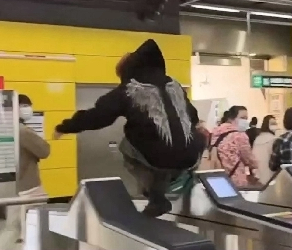 19歲男港鐵油塘站跳閘被捕 涉欺詐及不付款而離去