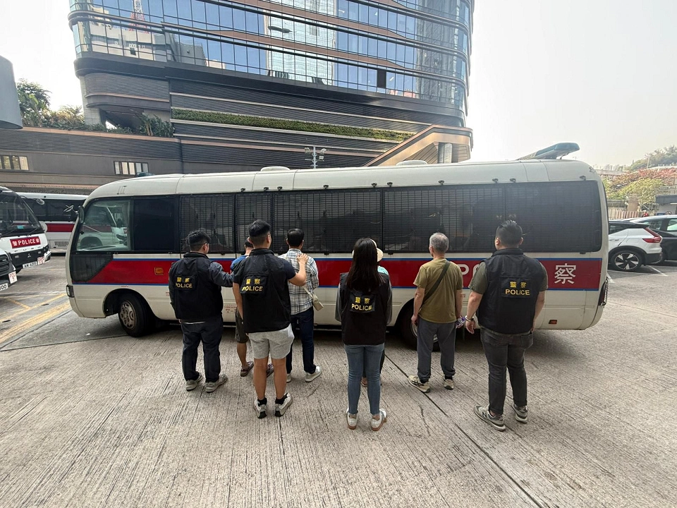 警方深水埗打擊街頭賭博 拘捕4名男女