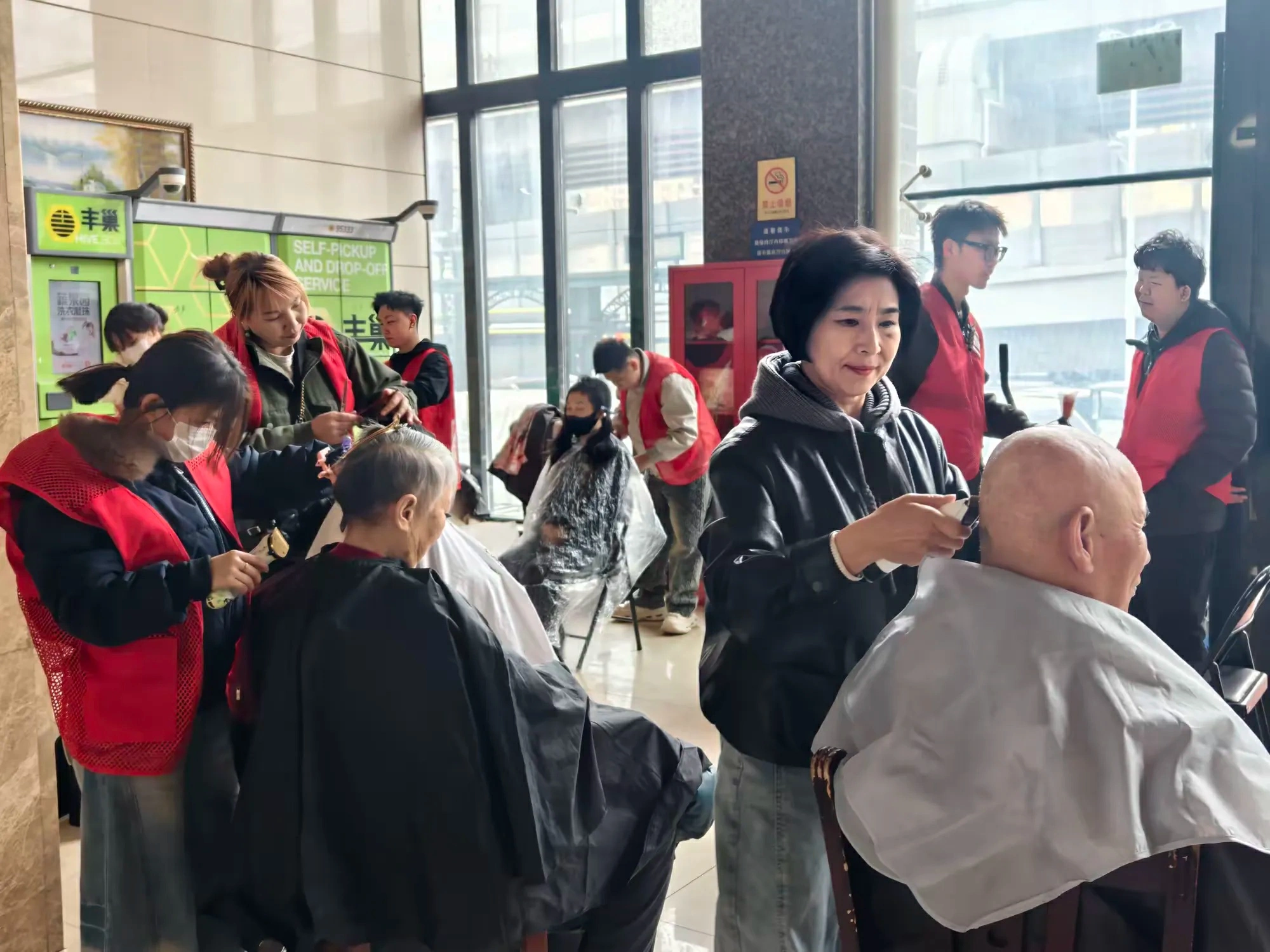 哈市香坊區進鄉街道松江社區開展「暖心義剪進家門」志願服務活動