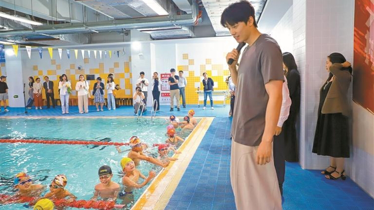 奧運冠軍汪順秒變「汪教練」走進羅湖區桃園小學