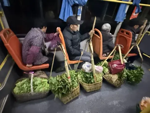 凌晨5點多，邵陽一輛特殊公交出發了……