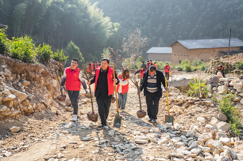 傳承雷鋒魂春風送暖意 皖歙縣獅石「村小二」暖民心