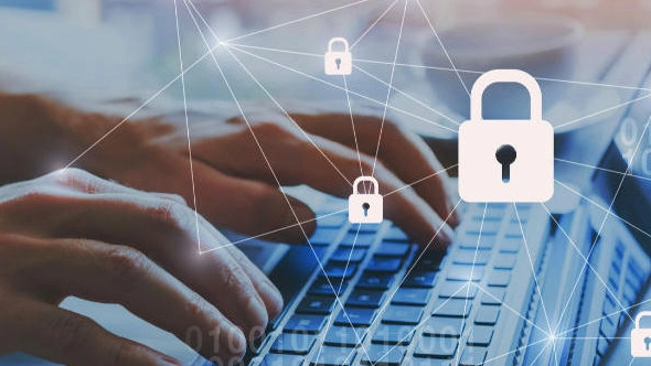 被應聘公司要求記錄軍艦出海、返港時間 他果斷舉報！