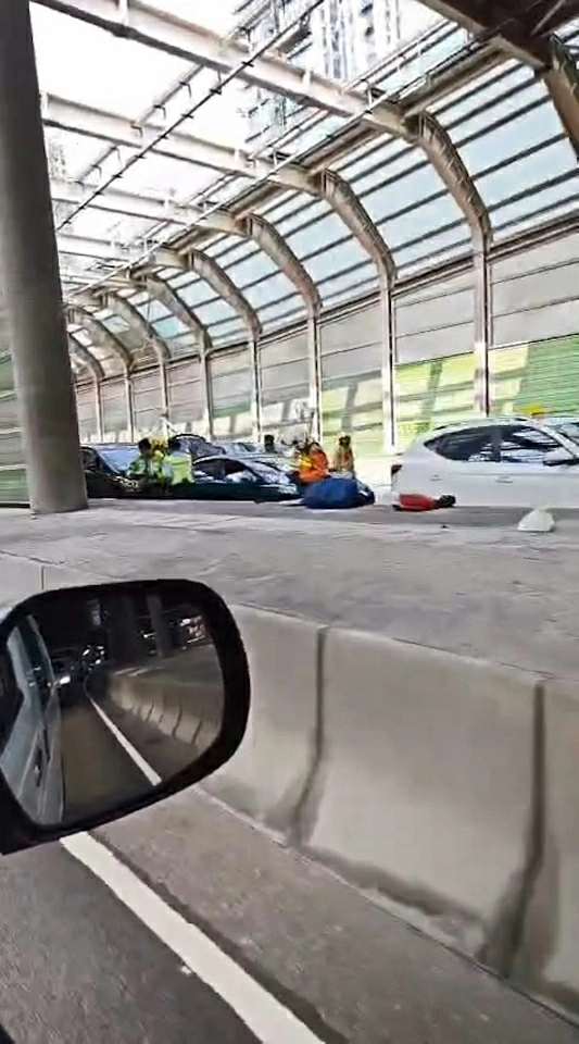 屯門公路出九龍3車相撞 8人傷警方封路嚴重擠塞