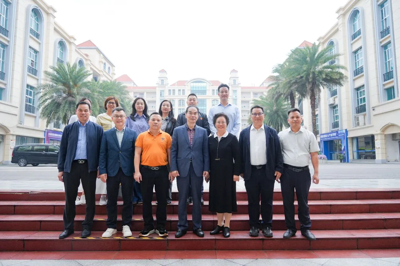 桂港校企攜手謀發展 產教融合拓新局——香港商界代表走訪廣西外國語學院 共探人才培養與跨境合作新路