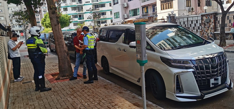 警方西九龍打擊白牌車 拘兩司機涉非法載客取酬