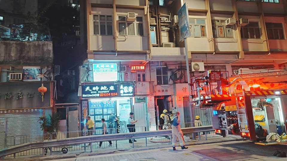 西營盤住宅起火冒濃煙 10多住戶疏散無人傷