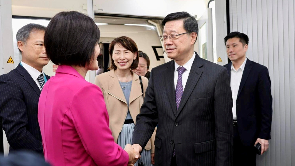 李家超抵達海口 將出席博鰲亞洲論壇2026 