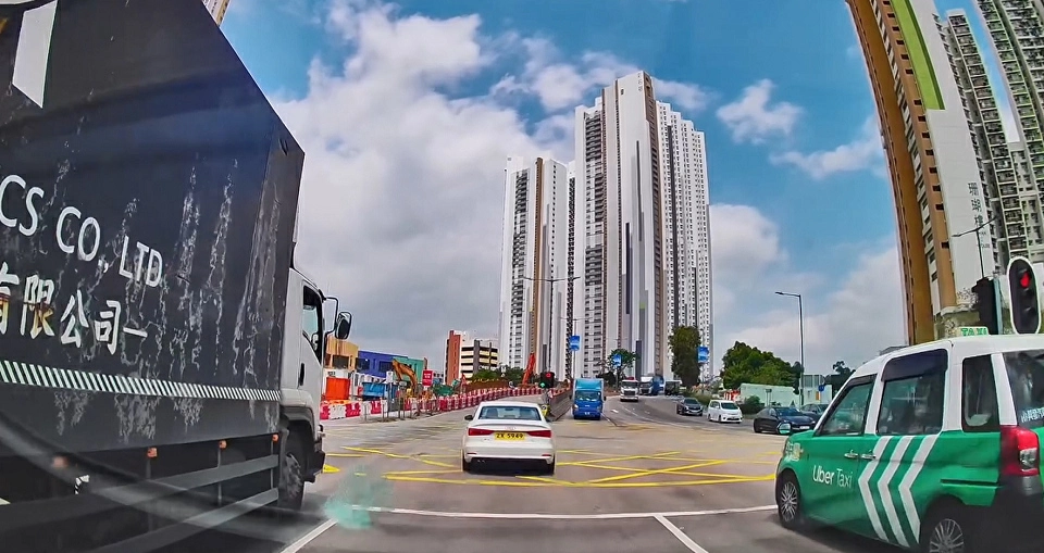 有片 〡上水寶石湖路貨車爆玻璃窗 毗鄰私家車及時逃過一劫