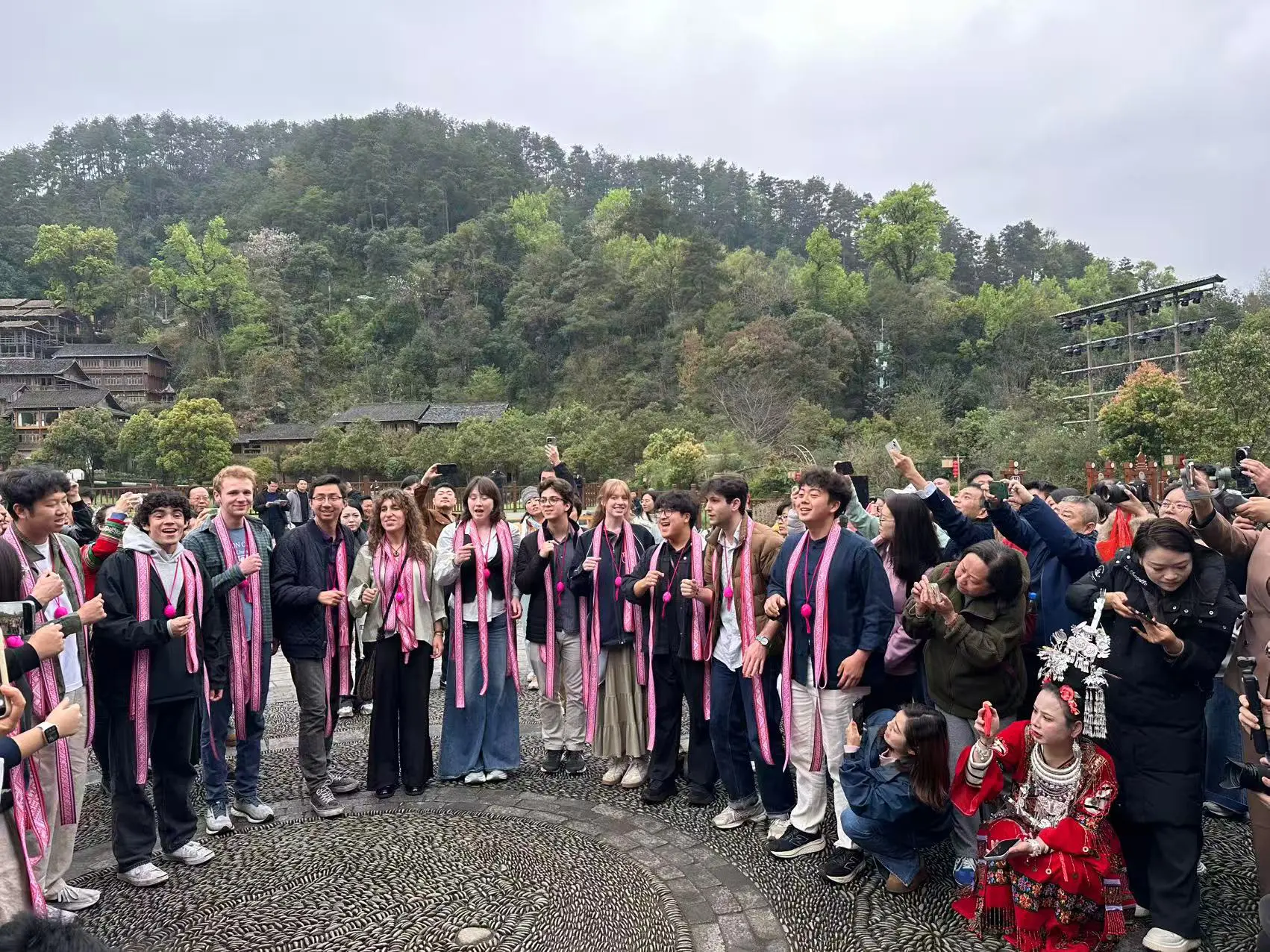 有片丨大鸞和鳴貫山海 侗歌傳情潤中外——美國耶魯大學Whiffenpoofs合唱團赴貴州黎平 共話中外青年文化交流