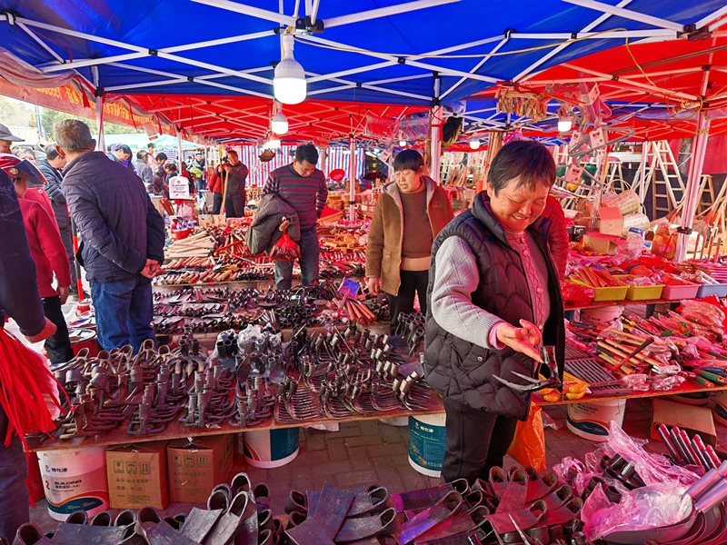 各式農具成了搶手貨  皖休寧縣萬安廟會人氣旺