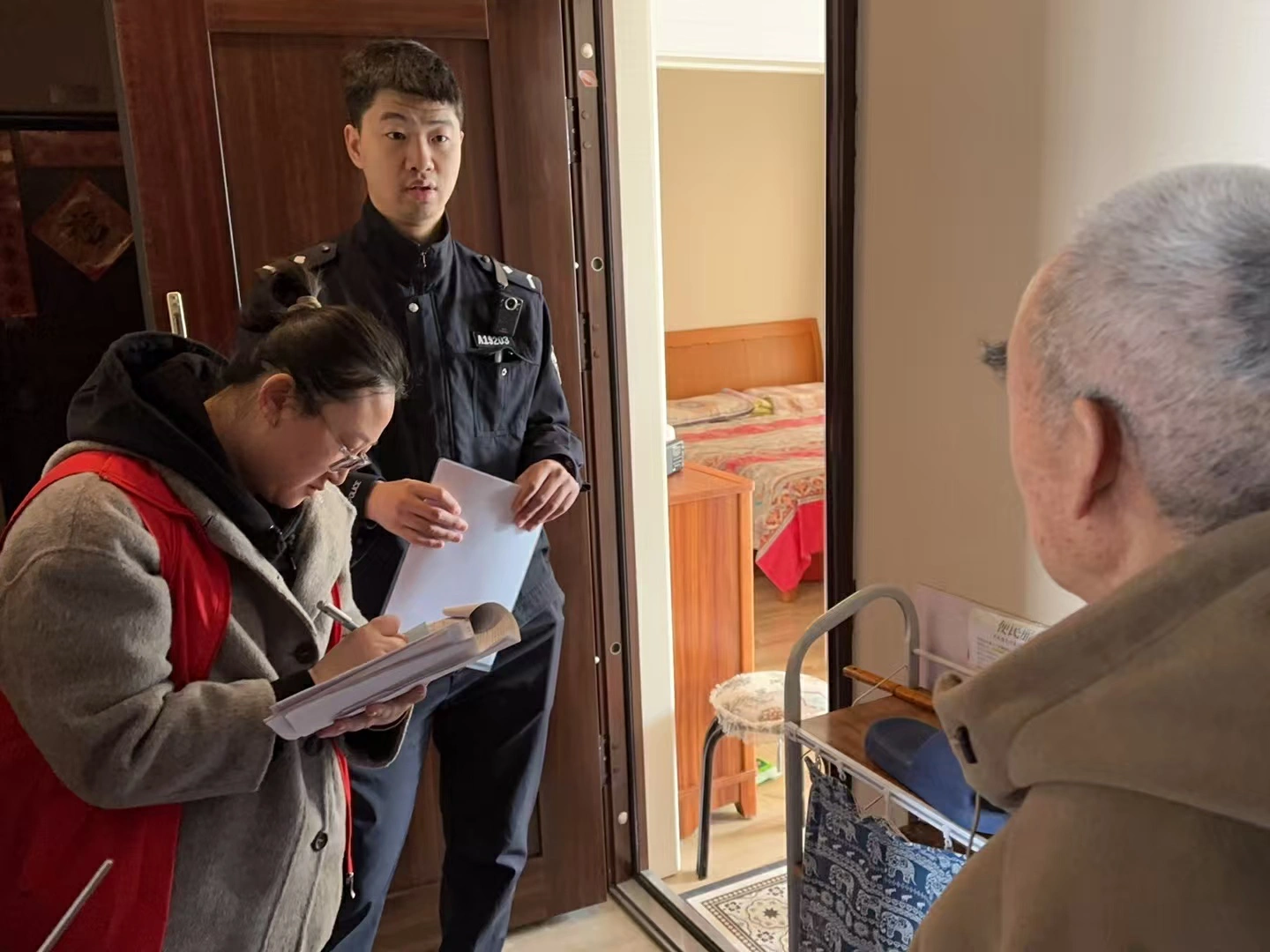 哈市香坊區：警社聯動入戶反詐宣傳 為轄區老人送上「反詐錦囊」