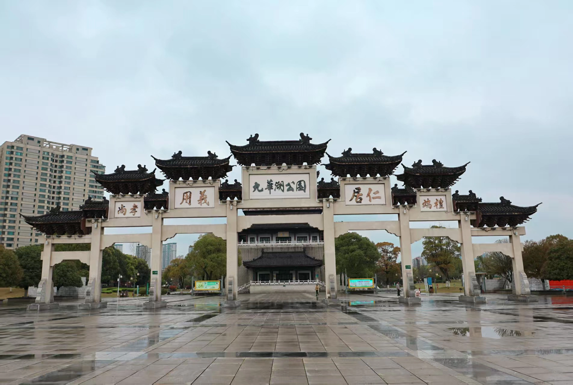 春雨濡染雨湖美 踏青何須待天晴