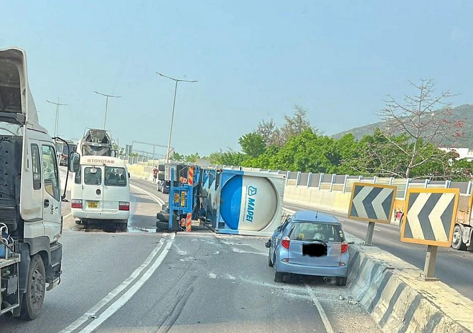 屯門貨車私家車相撞翻側 釀兩傷貨車司機昏迷