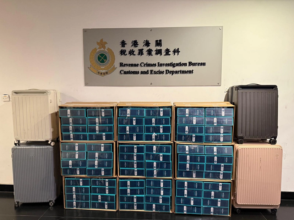 海關偵破酒店房私煙儲存倉 拘8人檢380萬元私煙