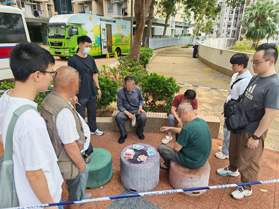 警方葵涌邨打擊街頭賭博 拘捕4名男女