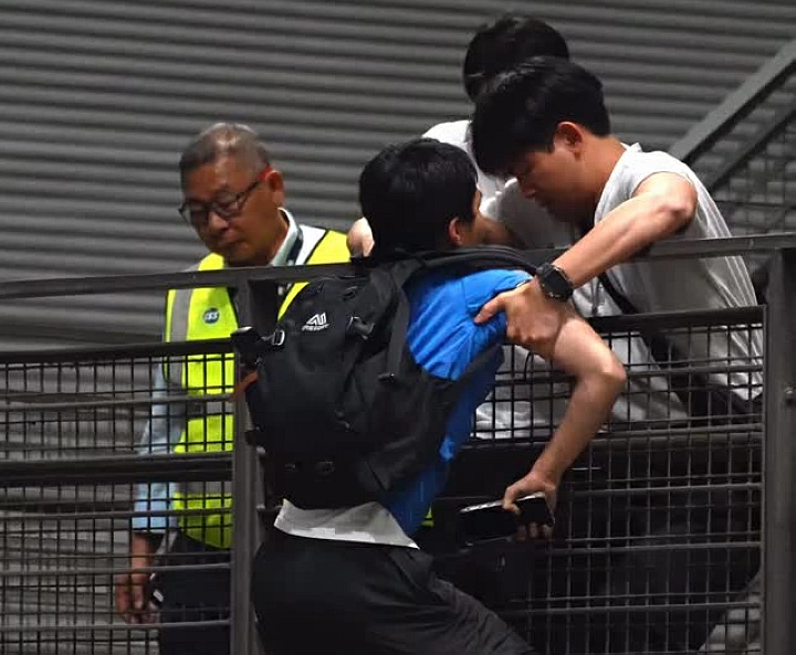 有片〡粉絲機場追BABYMONSTER為拍片爬圍欄 便衣警救回送院