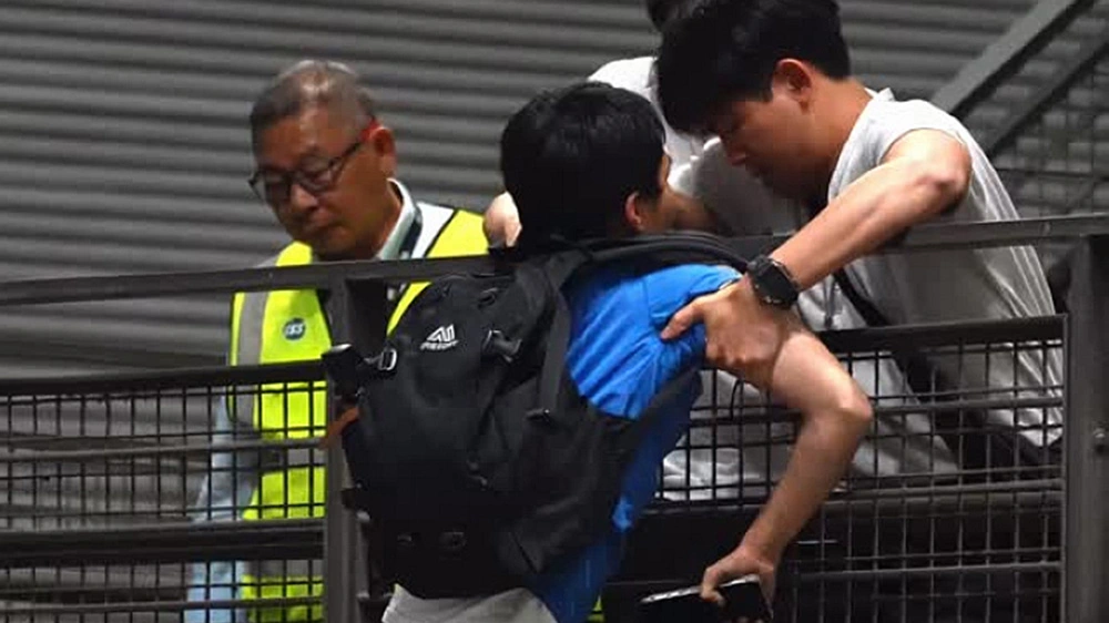 有片｜粉絲機場追BABYMONSTER為拍片爬圍欄 便衣警救回送院