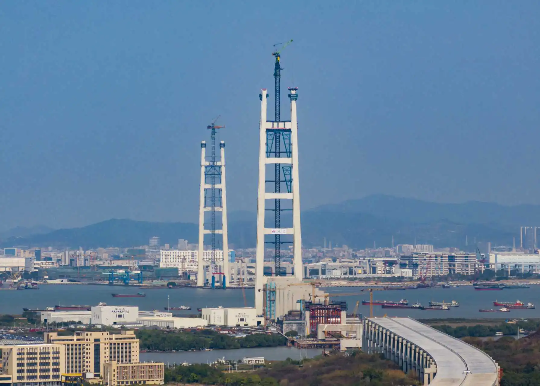 世界最大跨徑雙層懸索橋今日雙主塔封頂