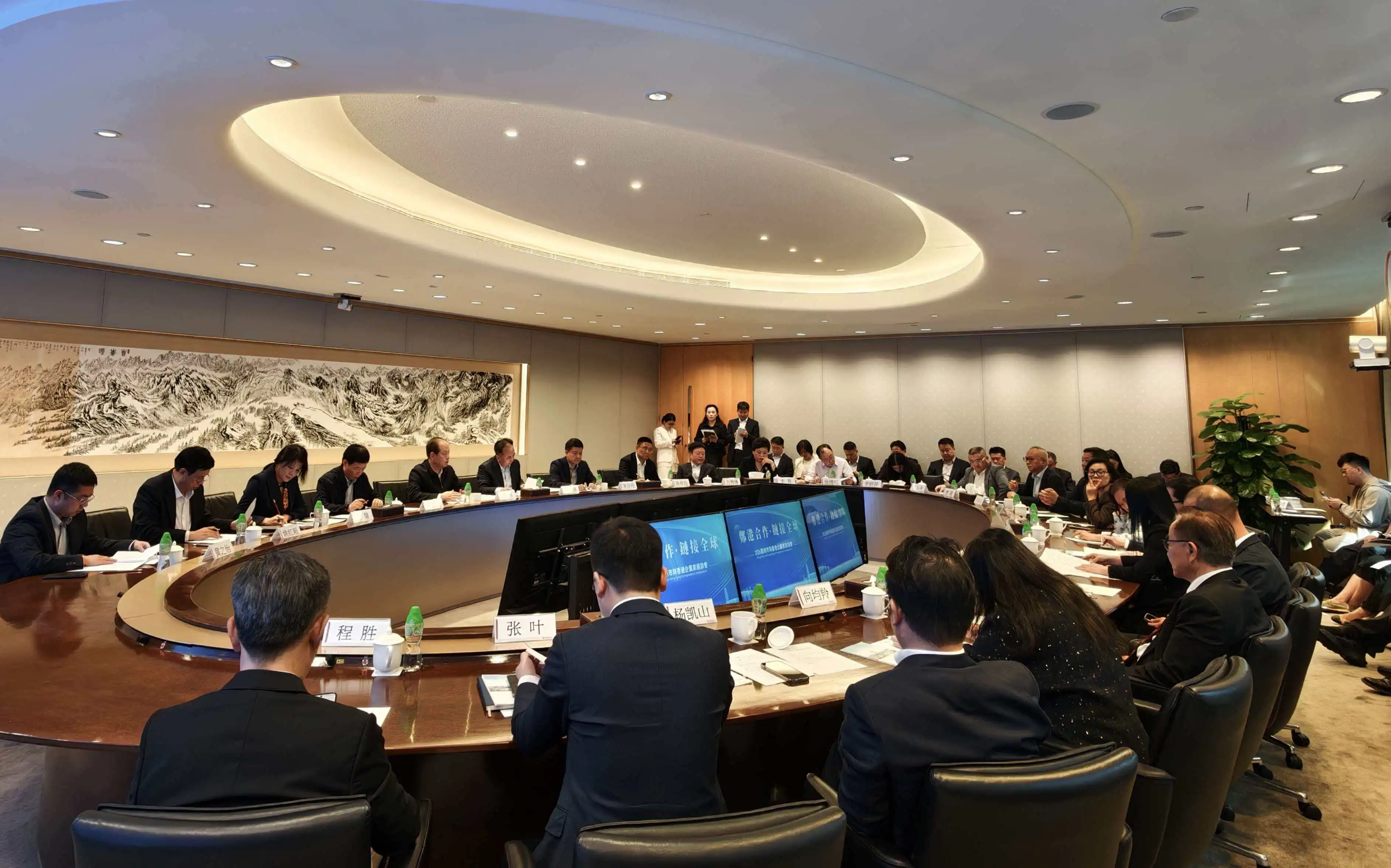 鄭州市與香港企業家座談會在港舉行 唱好「鄭港雙城記」做實「開放創新+」