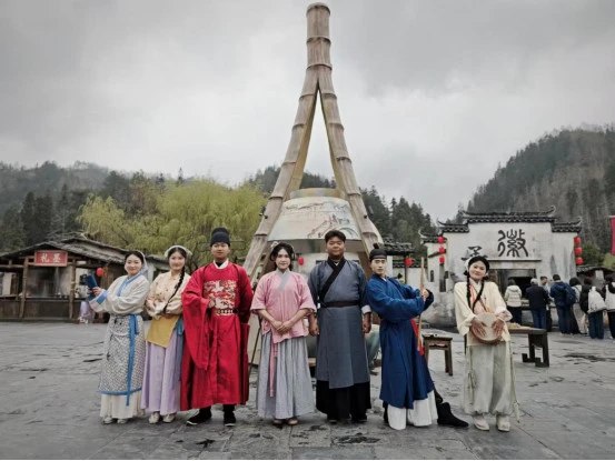 古村田園「國風浩蕩」  皖黟縣西遞「桃源春會」拉帷