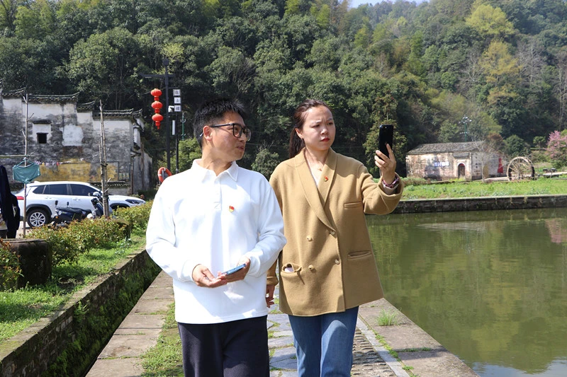 皖休寧縣：「和美鄉村直播間」黃村開播