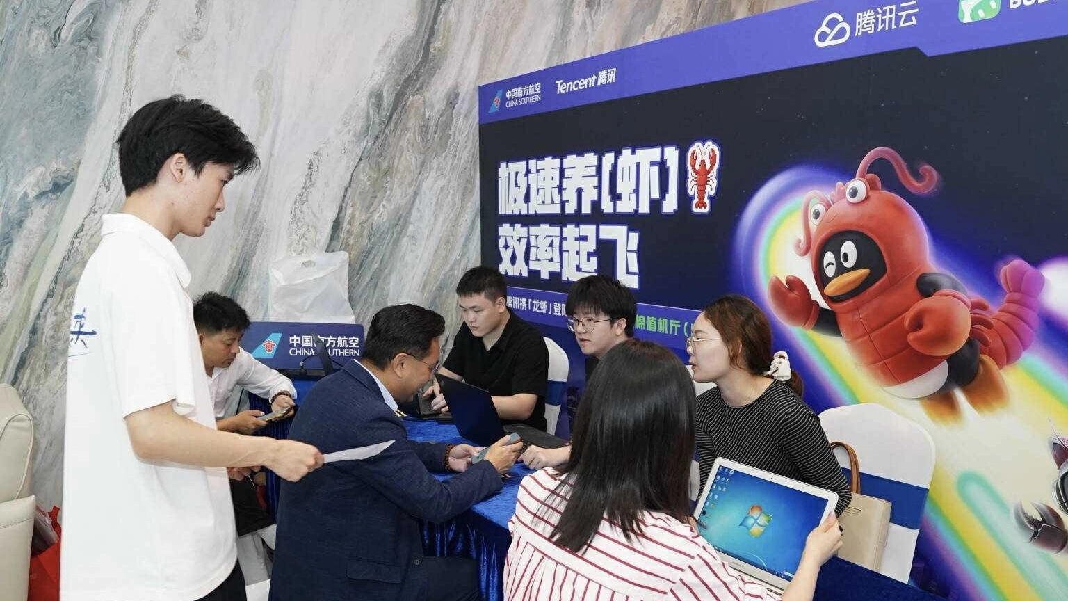 木棉值機廳嘗鮮裝「龍蝦」出行旅客收穫高效「辦公搭子」