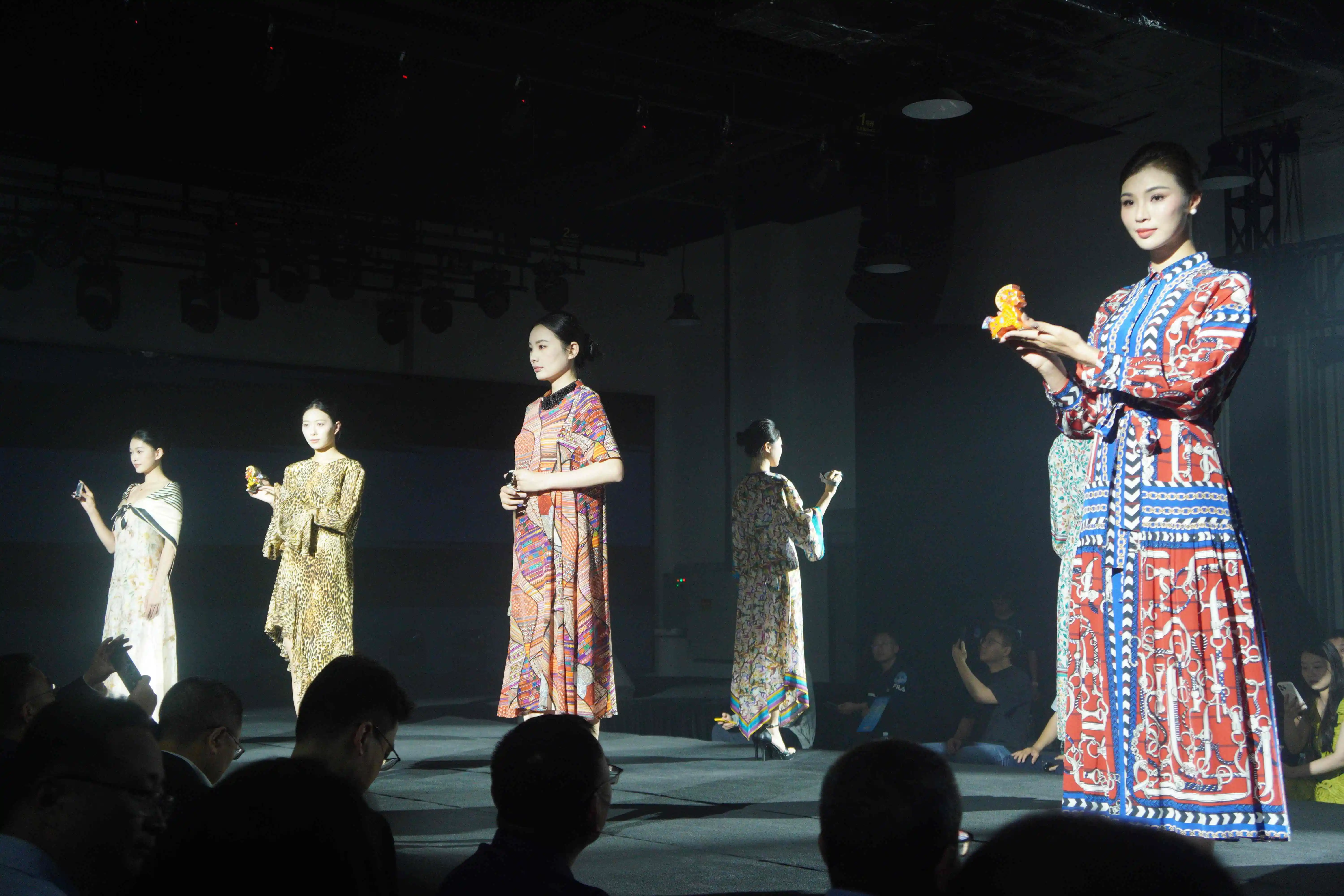 模特攜硬核潮品踏春而來！龍崗灣區 T 台解鎖廣貨出海新玩法