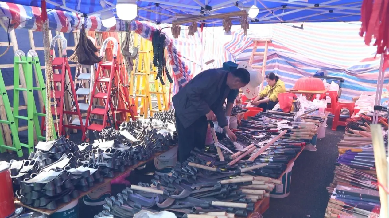 傳統農具走俏助力春耕備耕  皖屯溪占川「二八」廟會購銷兩旺