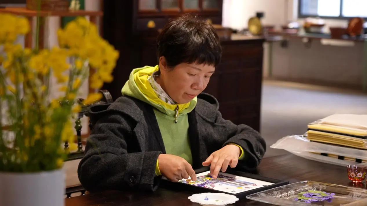 皖屯溪區：深圳押花師巧手押花定格春光