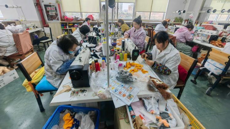 「大國重器」變身毛絨公仔 揚州玩具公司三招破關稅困局