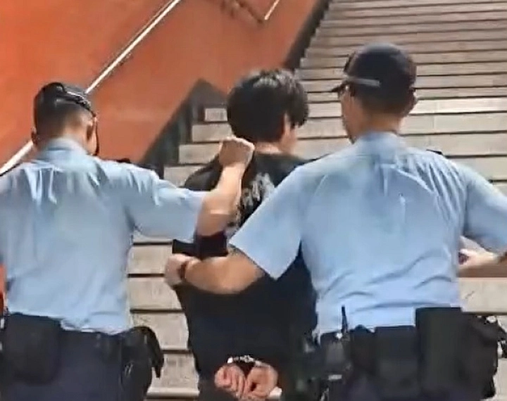 有片〡 15歲女童遭偷拍裙底途人擒色狼 事主怒罵：縮手比我影個樣