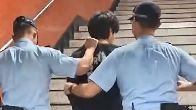 有片｜15歲女生遭偷拍裙底 多名途人合力制服色狼