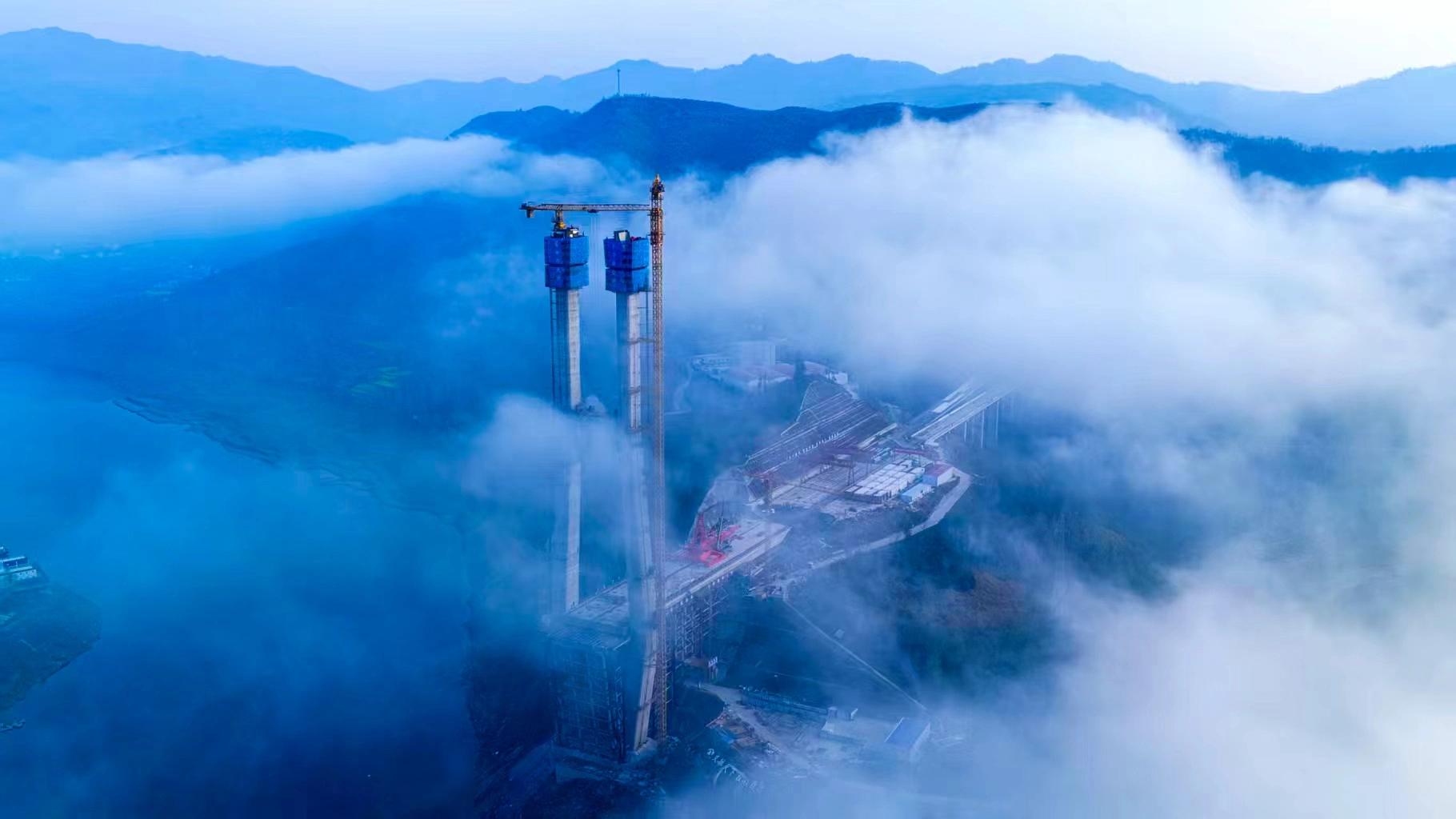 世界最大跨徑單塔部分地錨式斜拉橋封頂