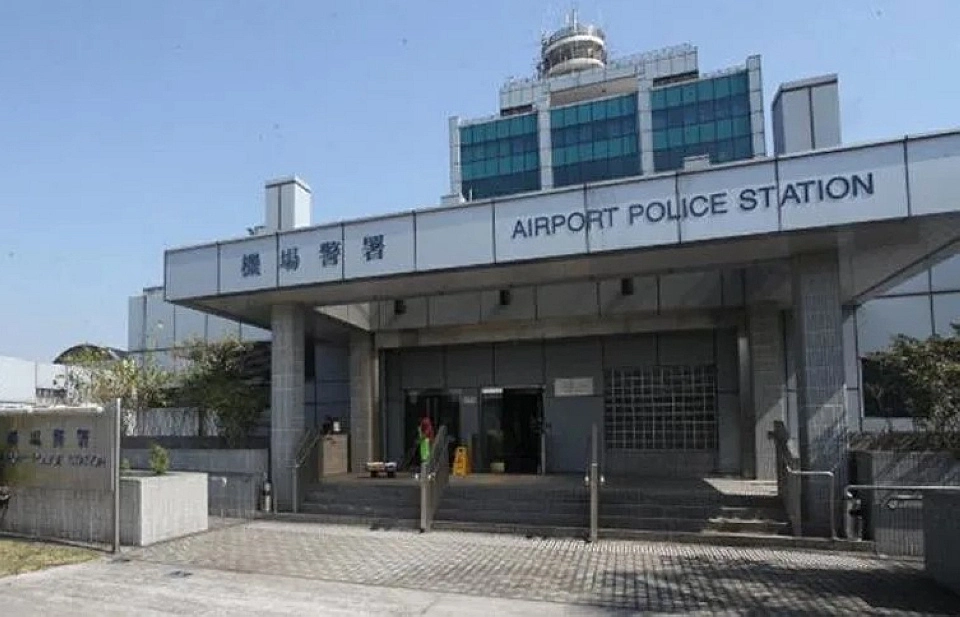 警方機場拘捕2名男子 涉於行李藏伸縮棍